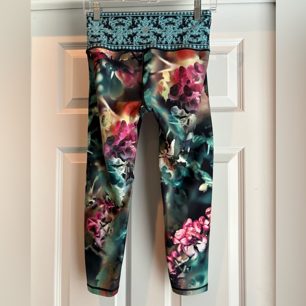 Women’s Crop Athletic / Yoga Leggings - Black and Pink Floral - XS - Picture 4 of 4